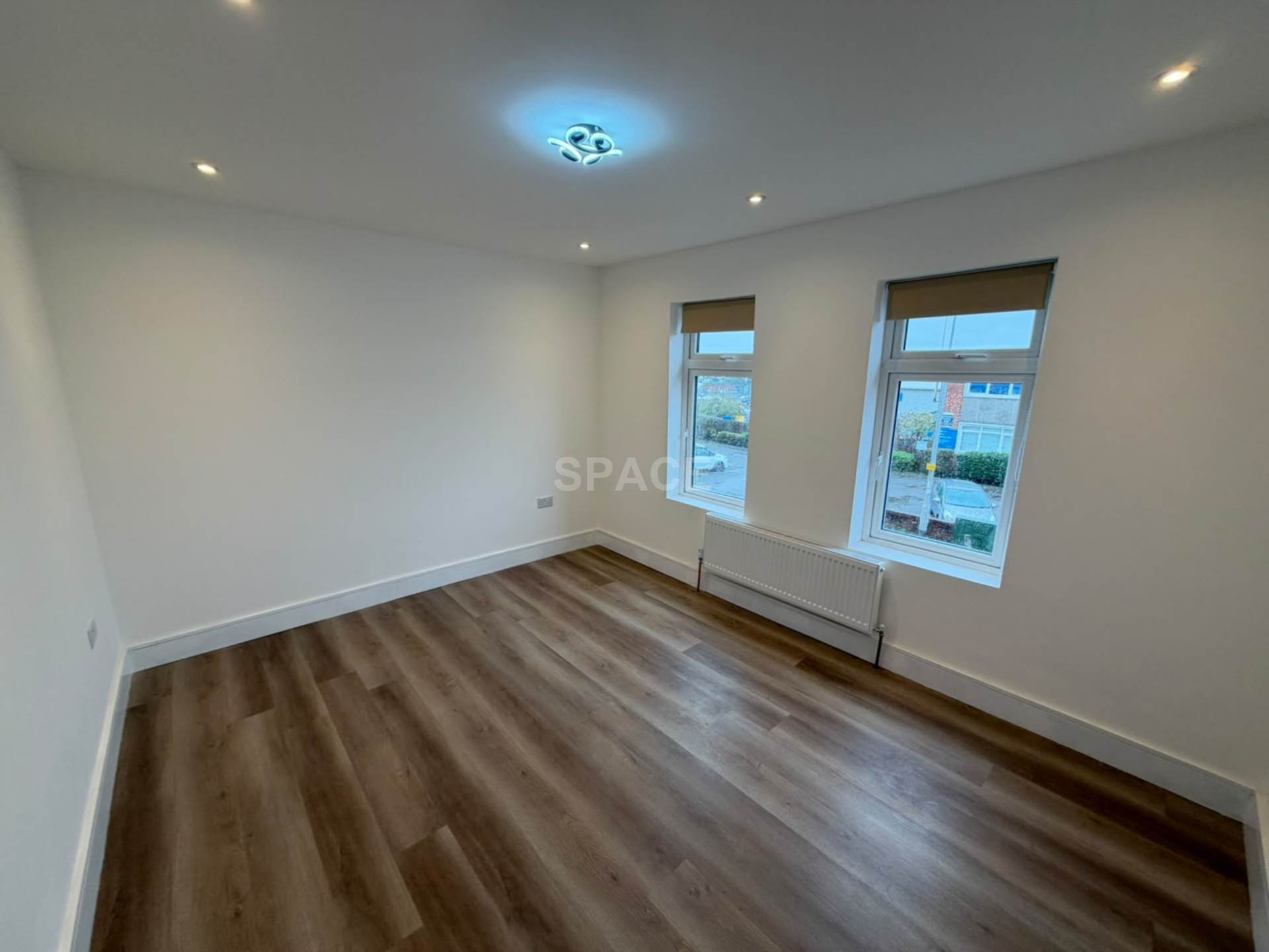 Elgar Road South, Reading, Image 2