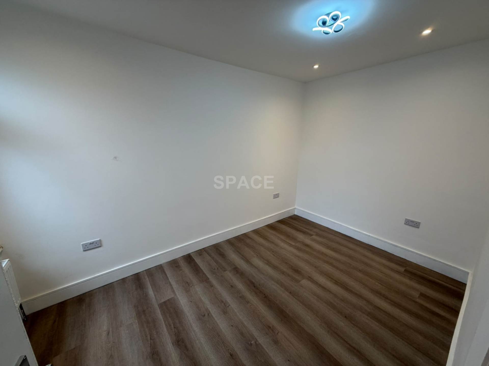 Elgar Road South, Reading, Image 3