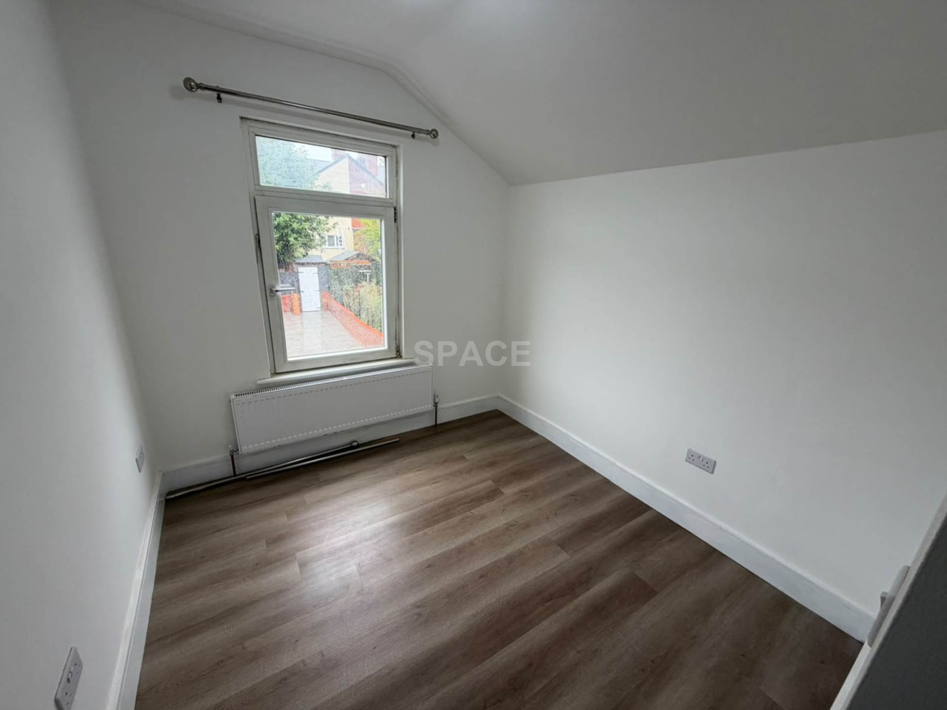 Elgar Road South, Reading, Image 4