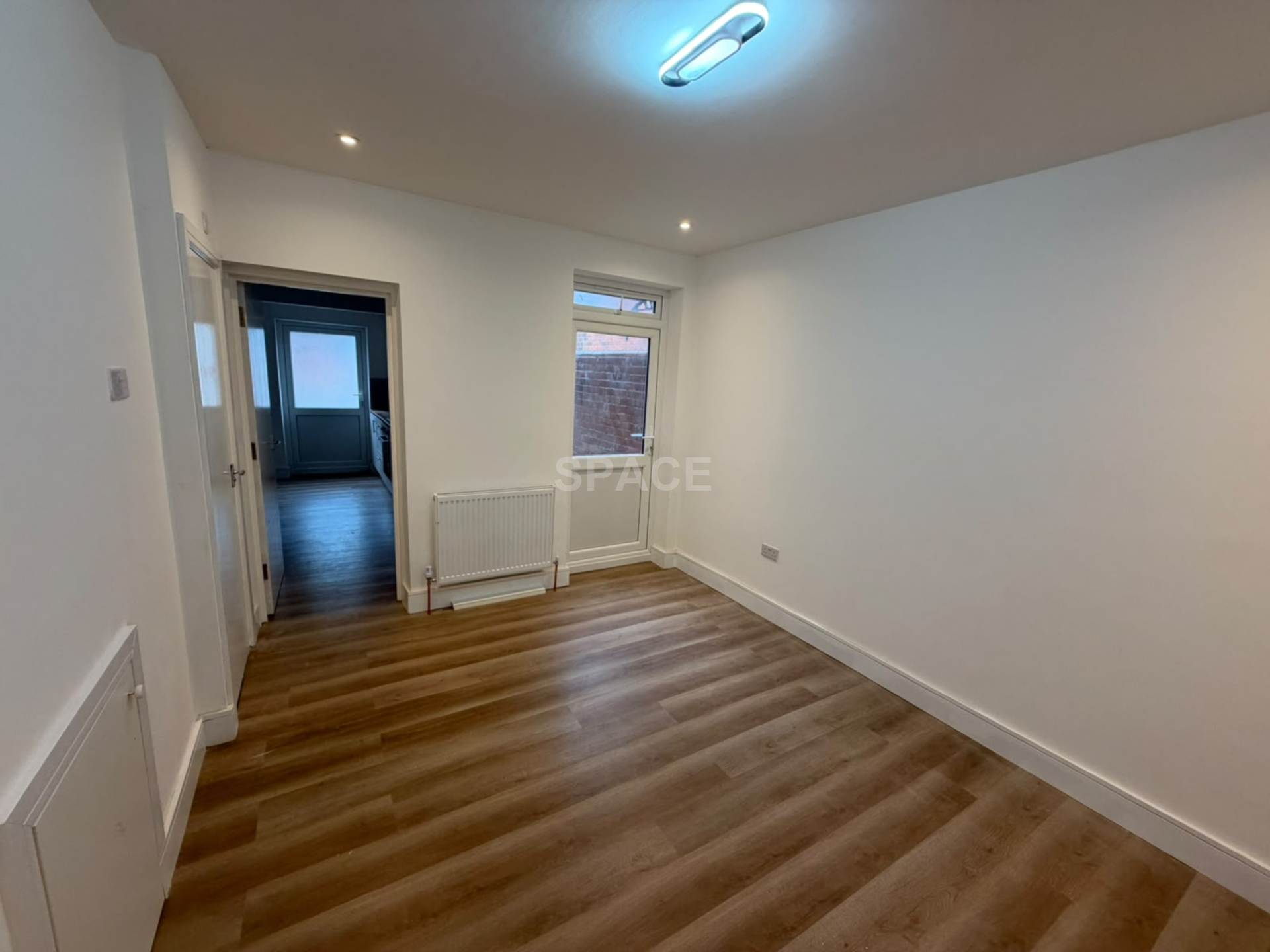 Elgar Road South, Reading, Image 5
