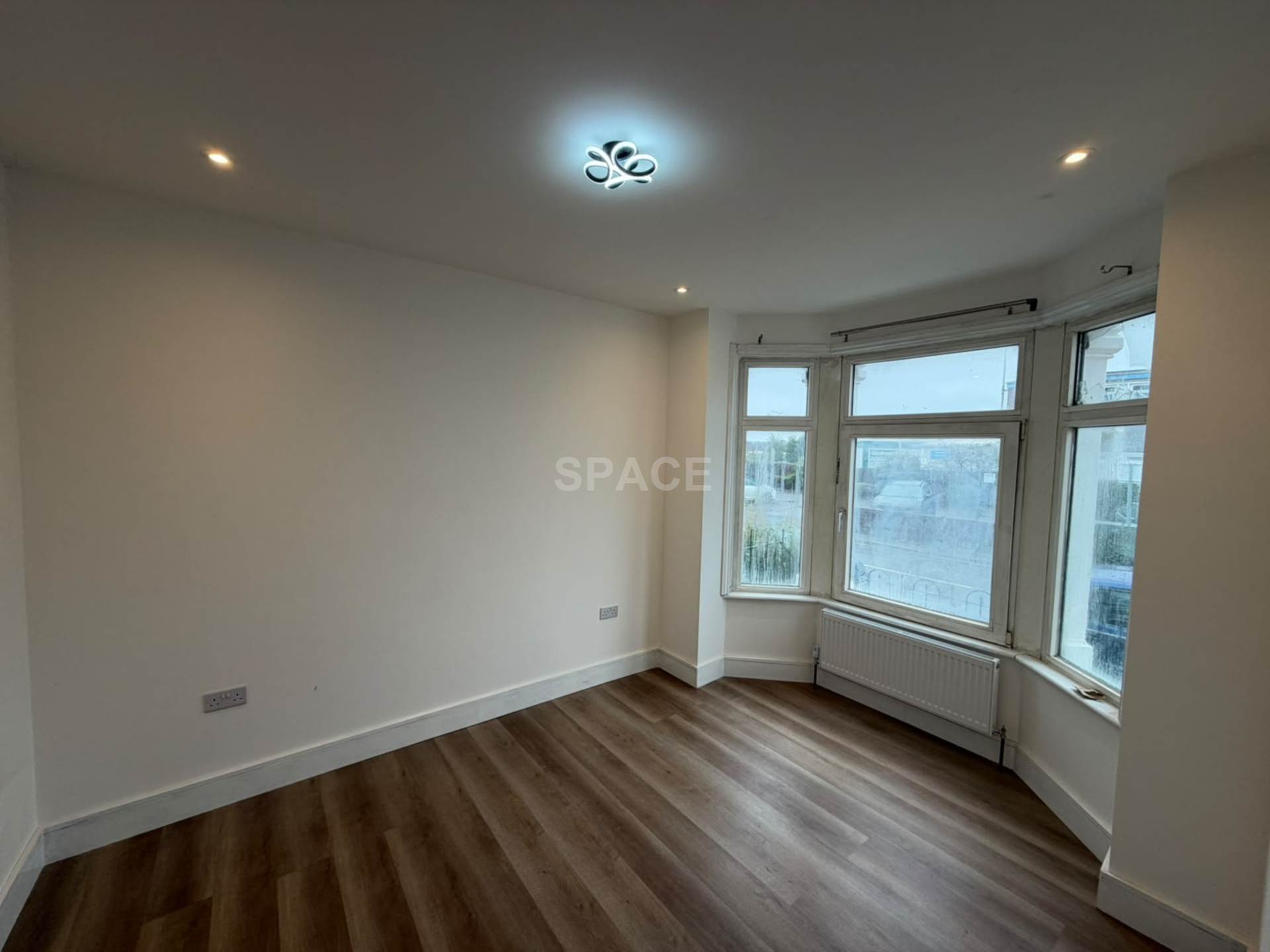 Elgar Road South, Reading, Image 6