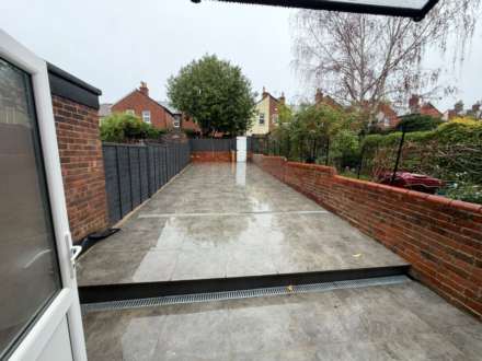 Elgar Road South, Reading, Image 11