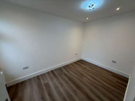 Elgar Road South, Reading, Image 3