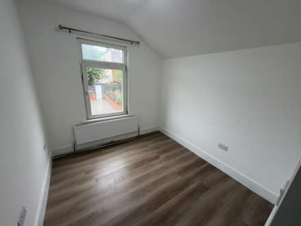 Elgar Road South, Reading, Image 4