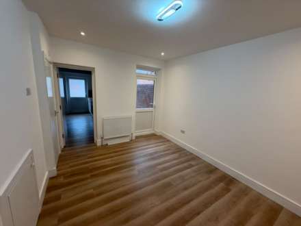 Elgar Road South, Reading, Image 5