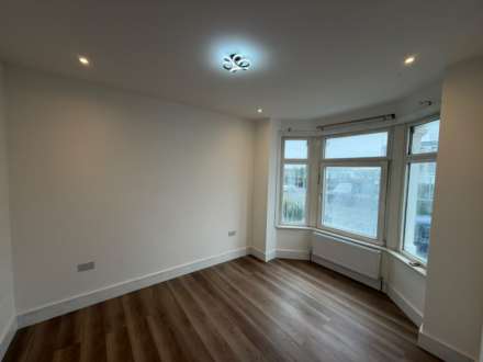Elgar Road South, Reading, Image 6