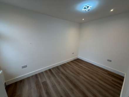 Elgar Road South, Reading, Image 7