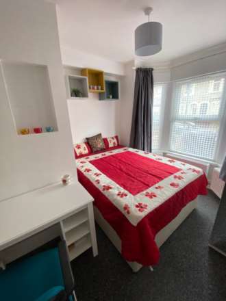 6 Bedroom Terrace, Grange Avenue, Reading, Berkshire, RG6 1DL