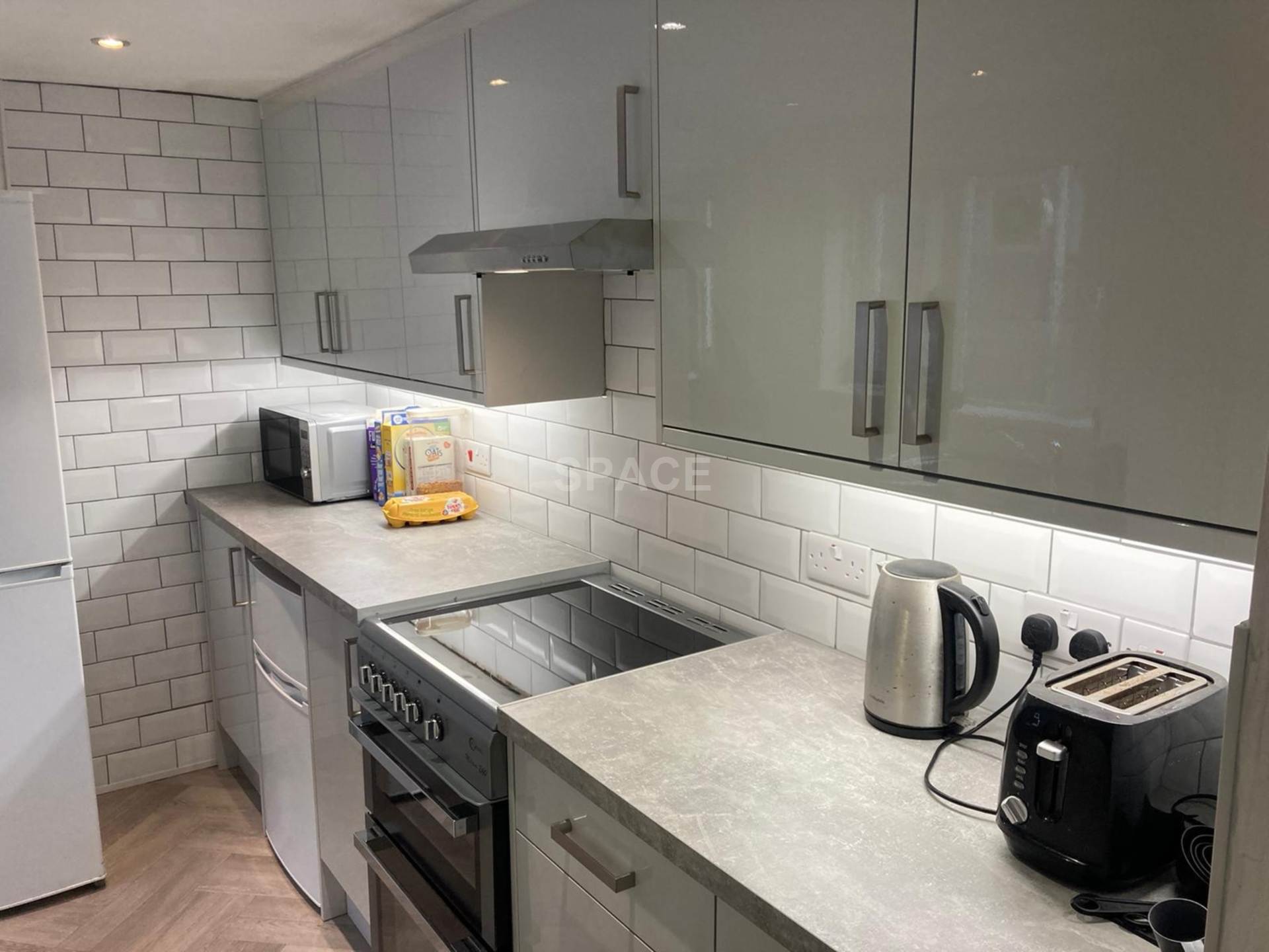 Donnington Gardens, Reading, Berkshire, RG1 5LZ, Image 1