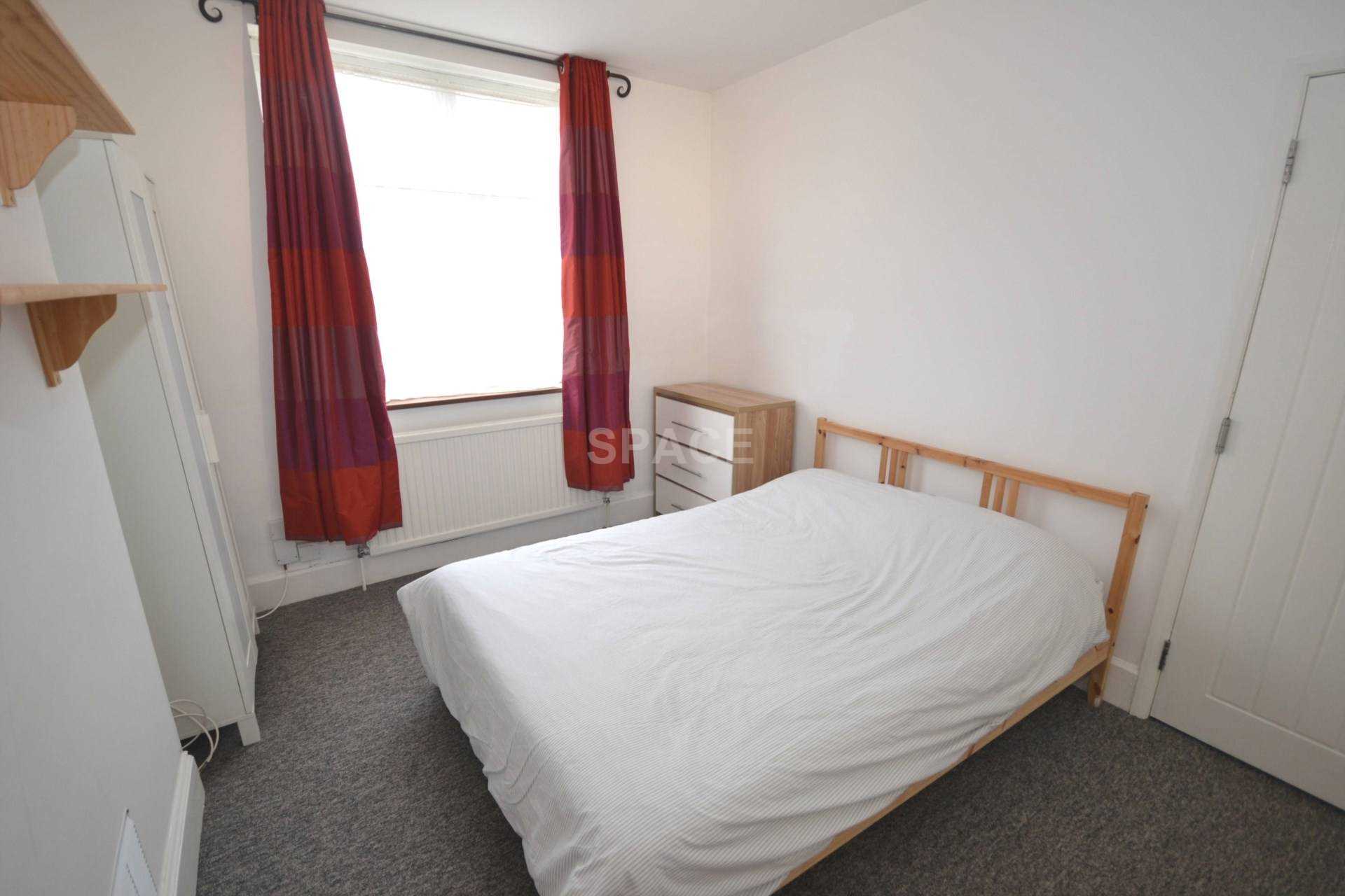 Donnington Gardens, Reading, Berkshire, RG1 5LZ, Image 2