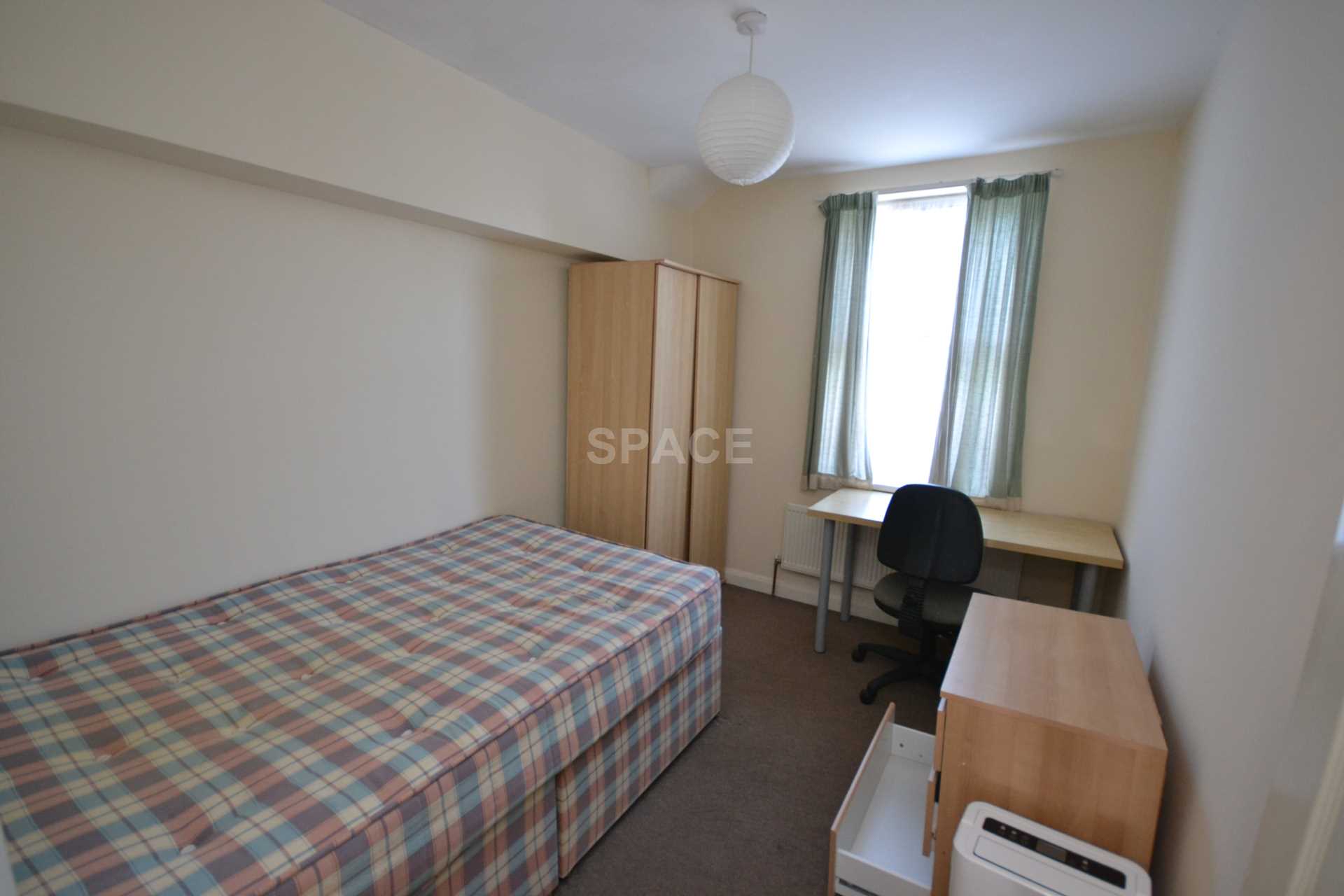 Bishops Road, Reading, Berkshire, RG6 1NP, Image 1