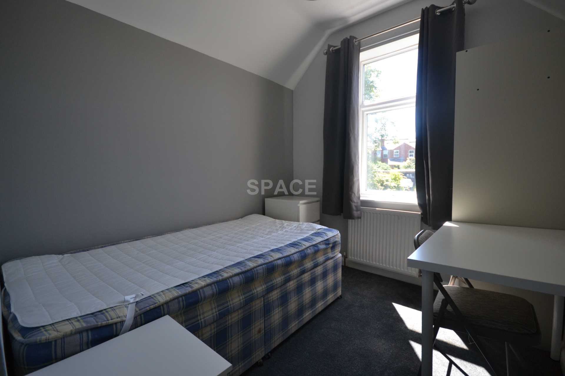 St Edwards Road, Reading, Berkshire, RG6 1NL, Image 16