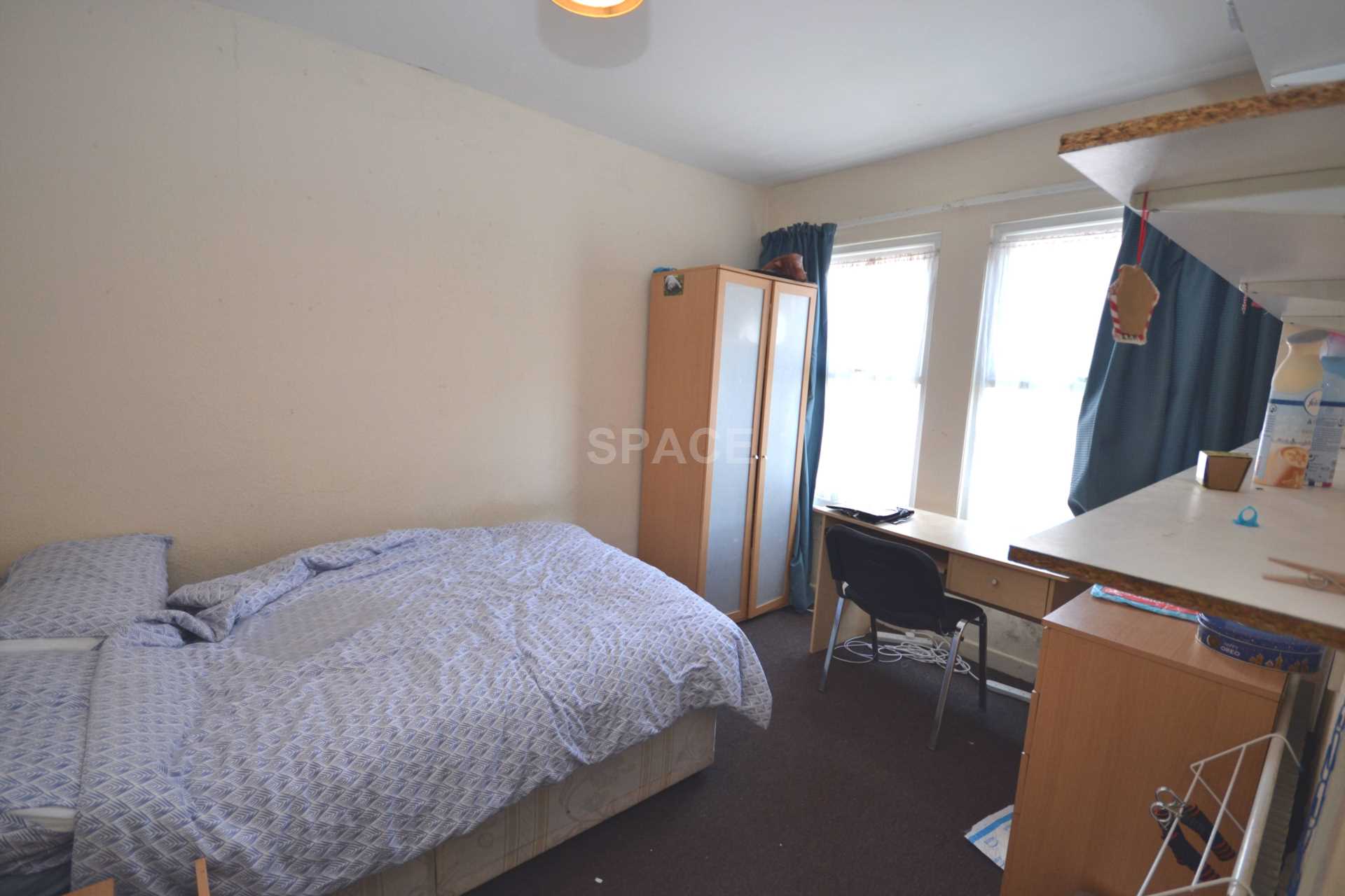 Pitcroft Avenue, Earley, Reading, Berkshire, RG6 1NN, Image 2