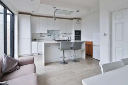 Elm Walk, London, Image 2