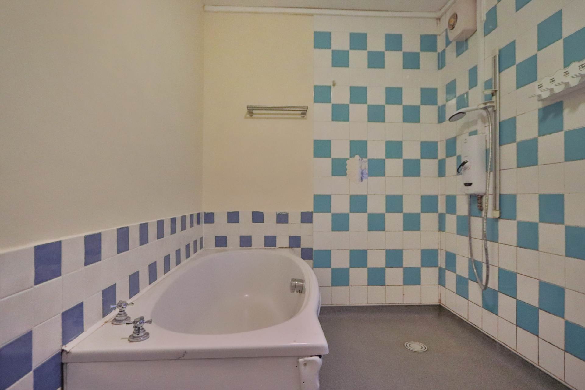 Oakleigh Avenue, Surbiton, Image 10