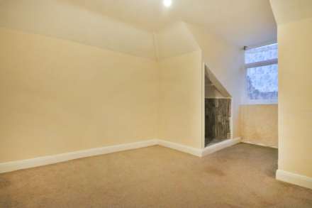 Oakleigh Avenue, Surbiton, Image 11