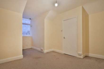 Oakleigh Avenue, Surbiton, Image 12