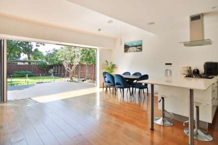 Elm Walk, London, Image 7