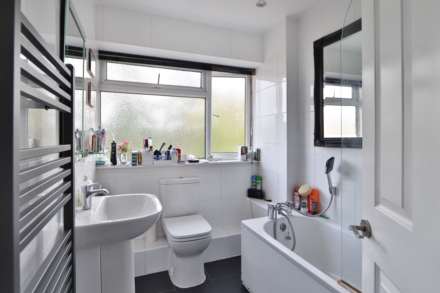 Bedster Gardens, East Molesey, Image 12