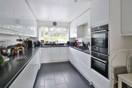 Bedster Gardens, East Molesey, Image 5