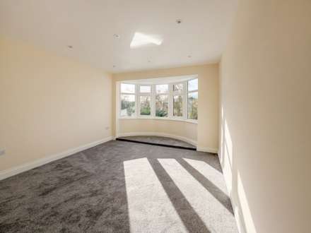 Buxton Drive, New Malden, Image 13