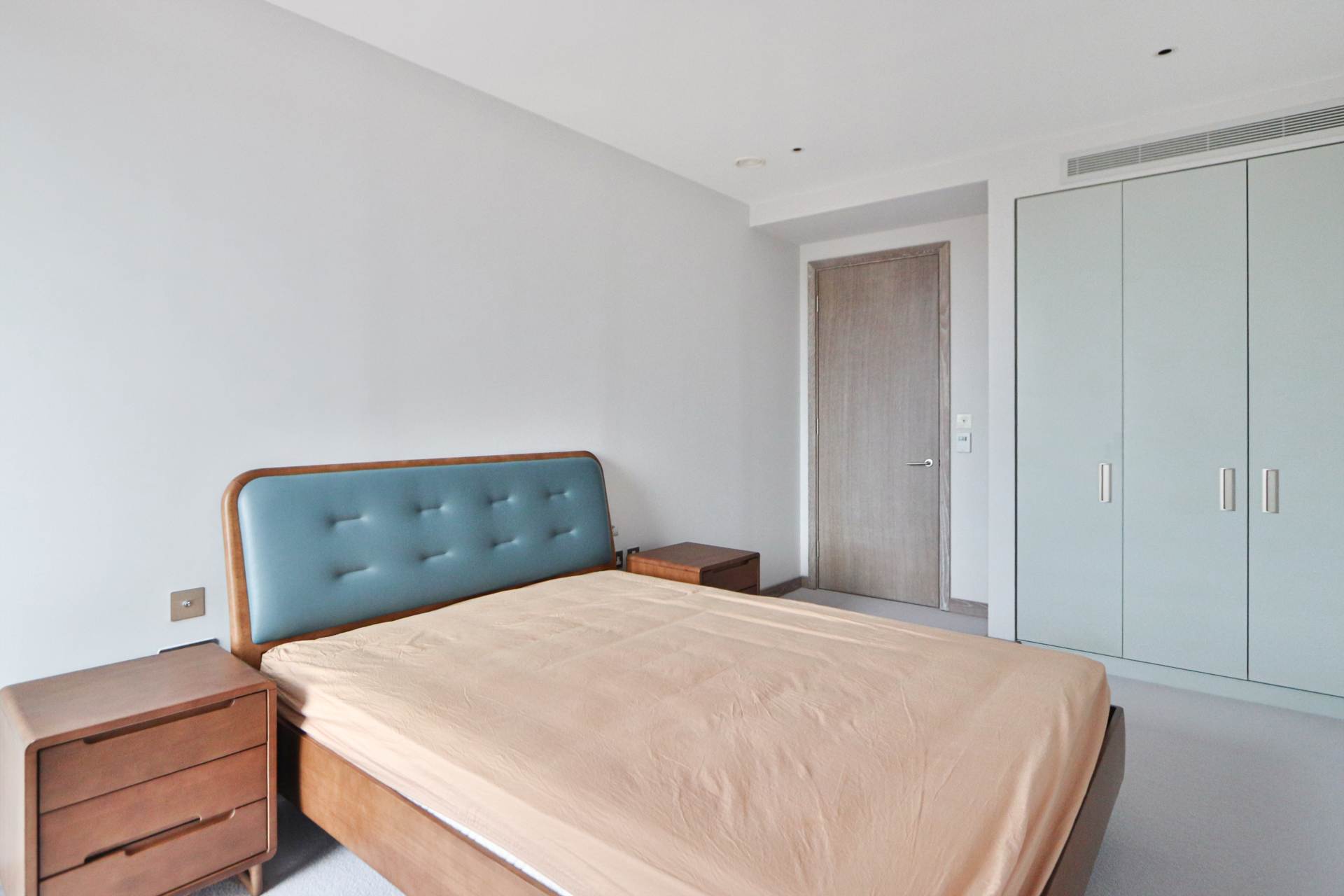 Chivers Passage, London, Image 12