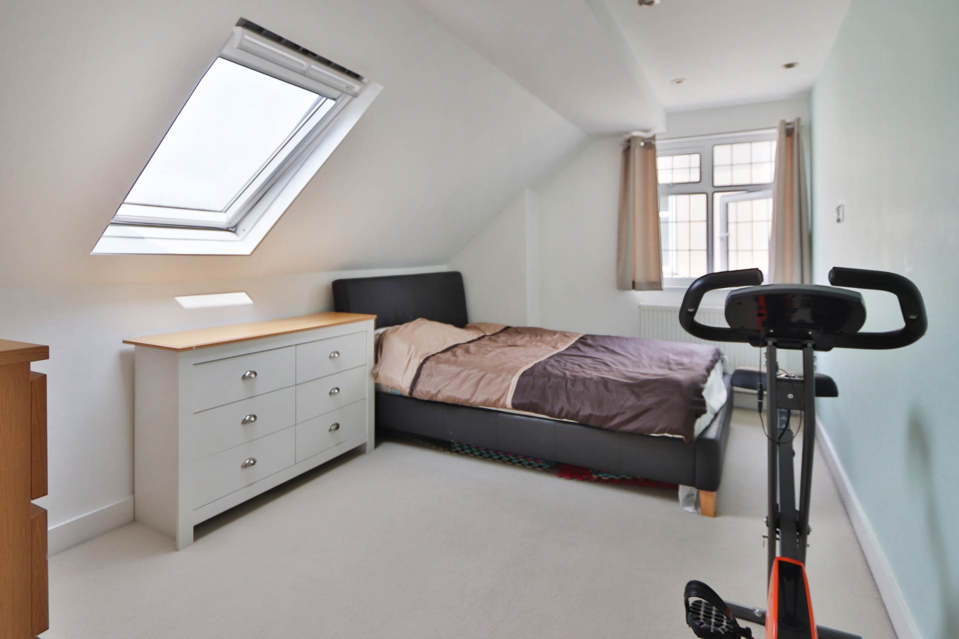 Buxton Drive, New Malden, Image 13