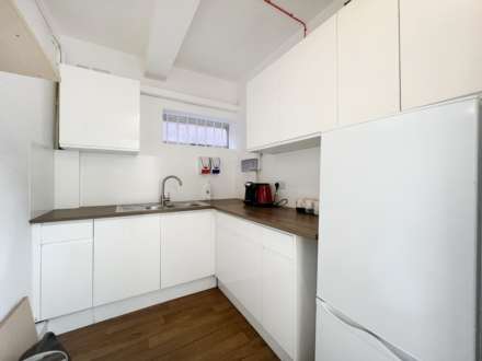 High Street, New Malden, Image 14