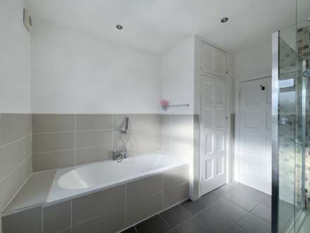 Buxton Drive, New Malden, Image 13