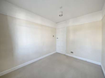 Buxton Drive, New Malden, Image 15