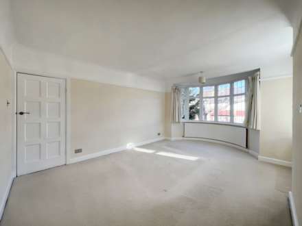 Buxton Drive, New Malden, Image 17