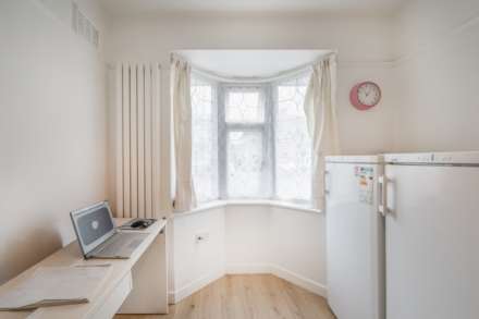 Cheshire Gardens, Chessington, Image 11