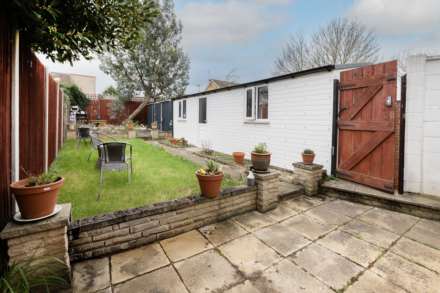 Cheshire Gardens, Chessington, Image 14