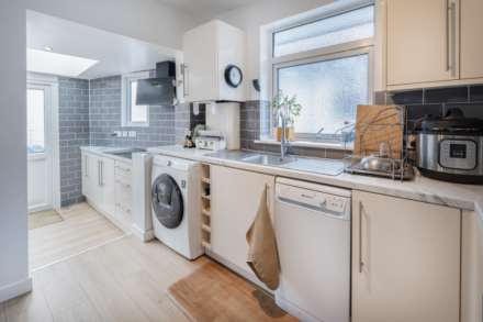 Cheshire Gardens, Chessington, Image 5