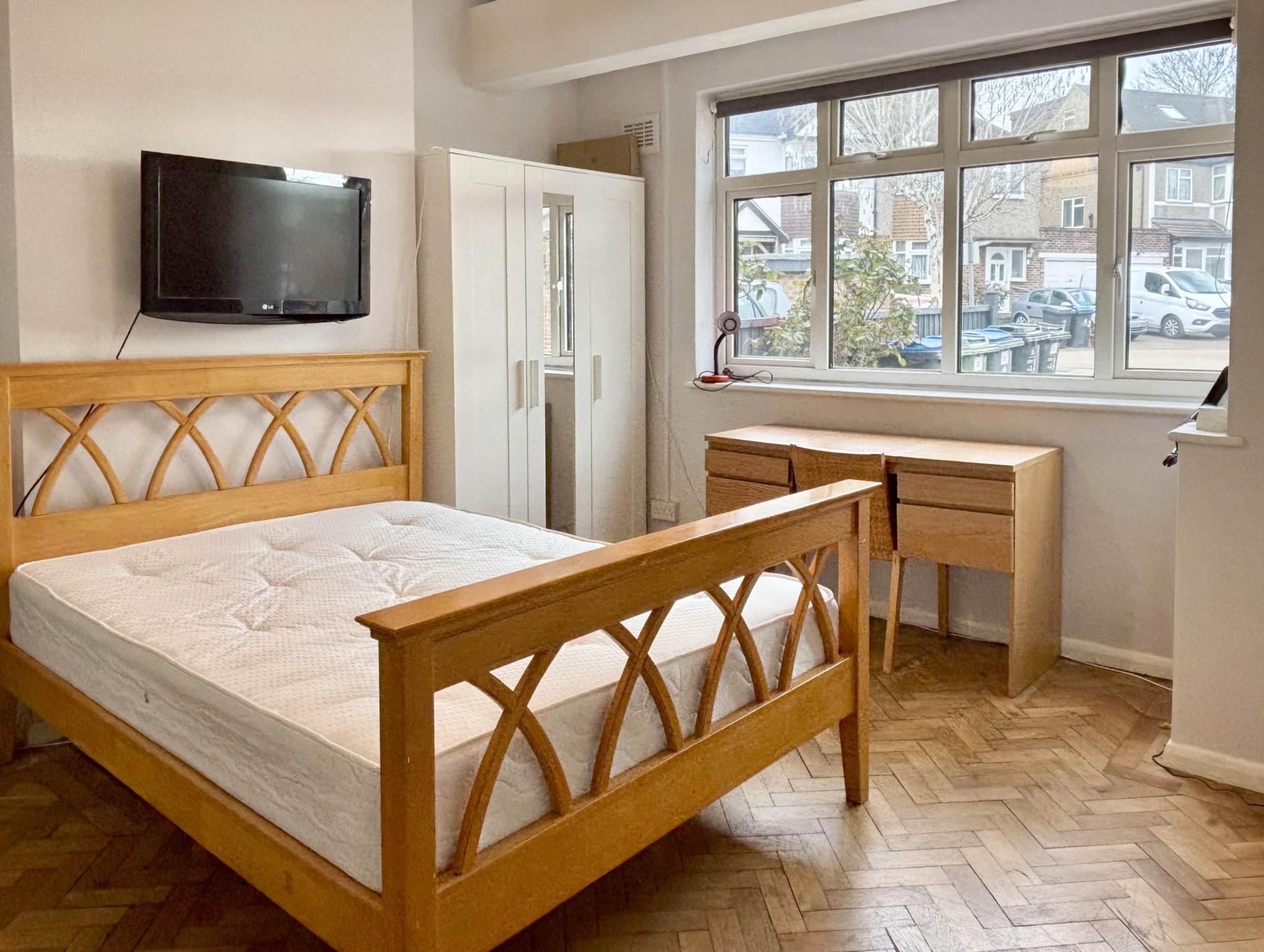 Somerset Close, New Malden, Image 4