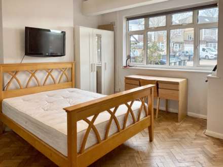 Somerset Close, New Malden, Image 4