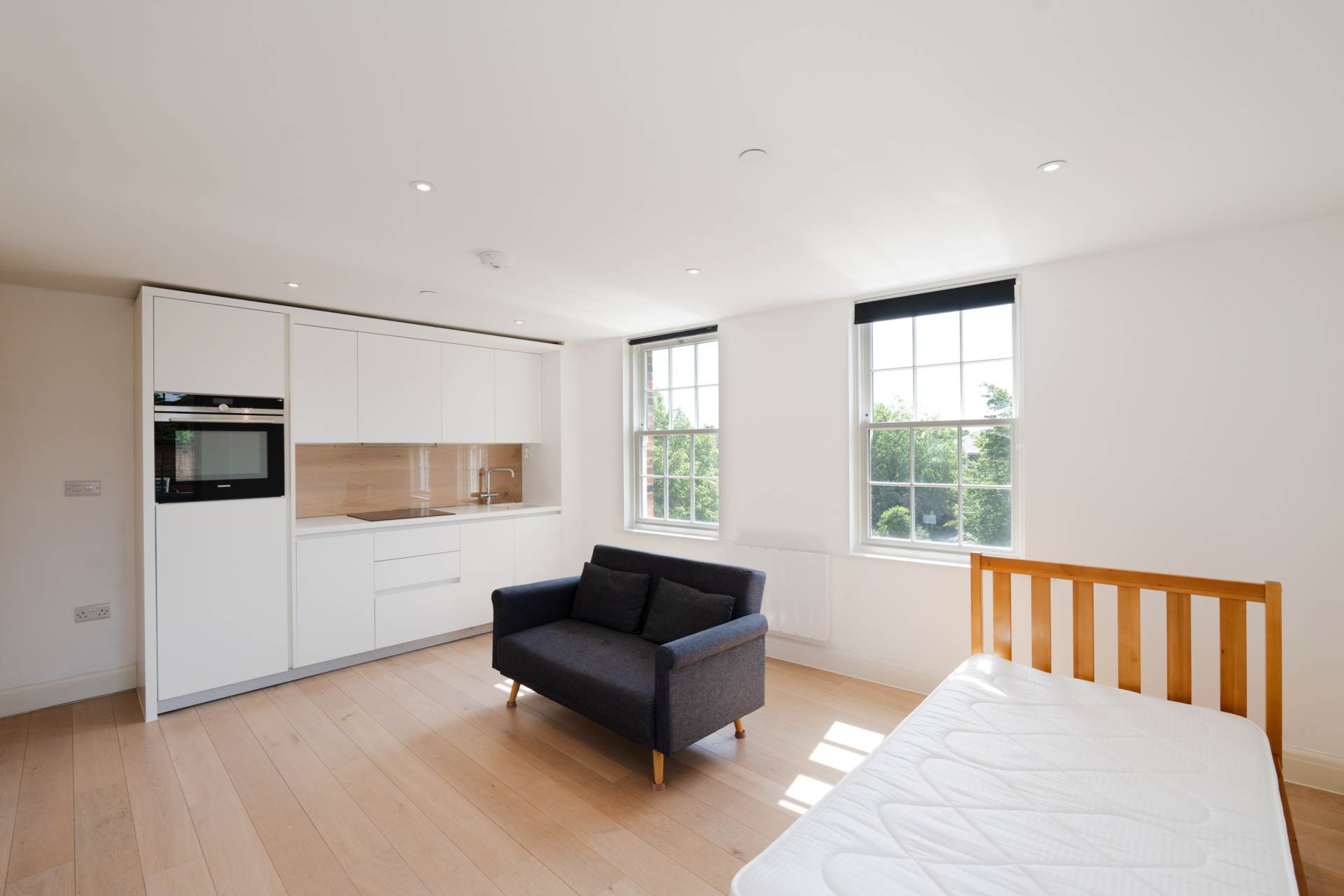 Kings George's Walk, Esher, Image 3