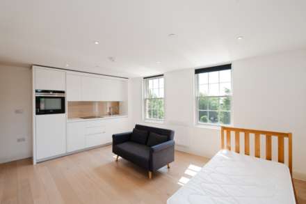 Kings George's Walk, Esher, Image 3