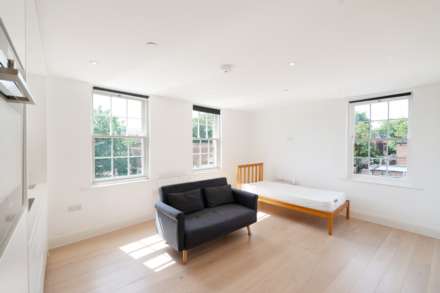 Kings George's Walk, Esher, Image 4
