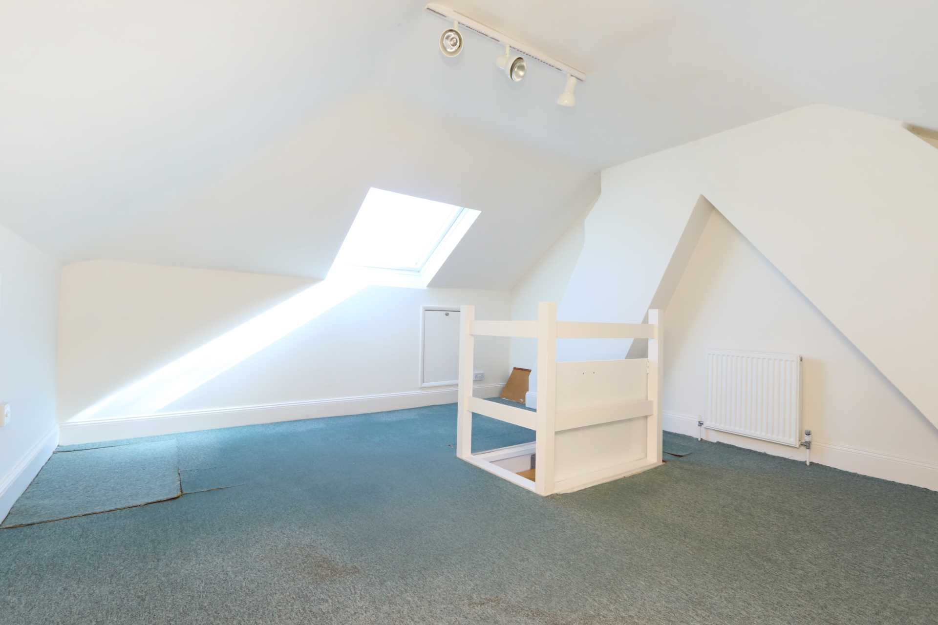 Lynwood Drive, Worcester Park, Image 15