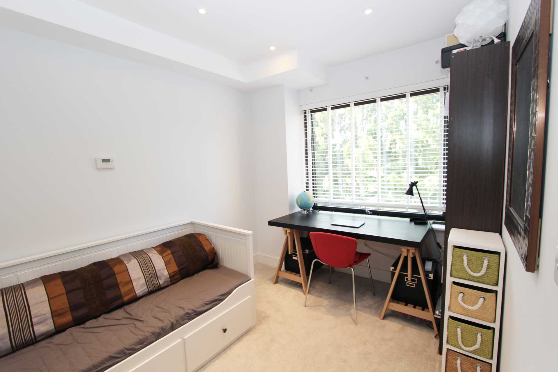 Knaresborough Drive, London, Image 11