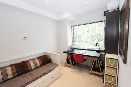 Knaresborough Drive, London, Image 11