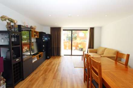 Knaresborough Drive, London, Image 2