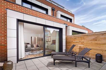 Knaresborough Drive, London, Image 7