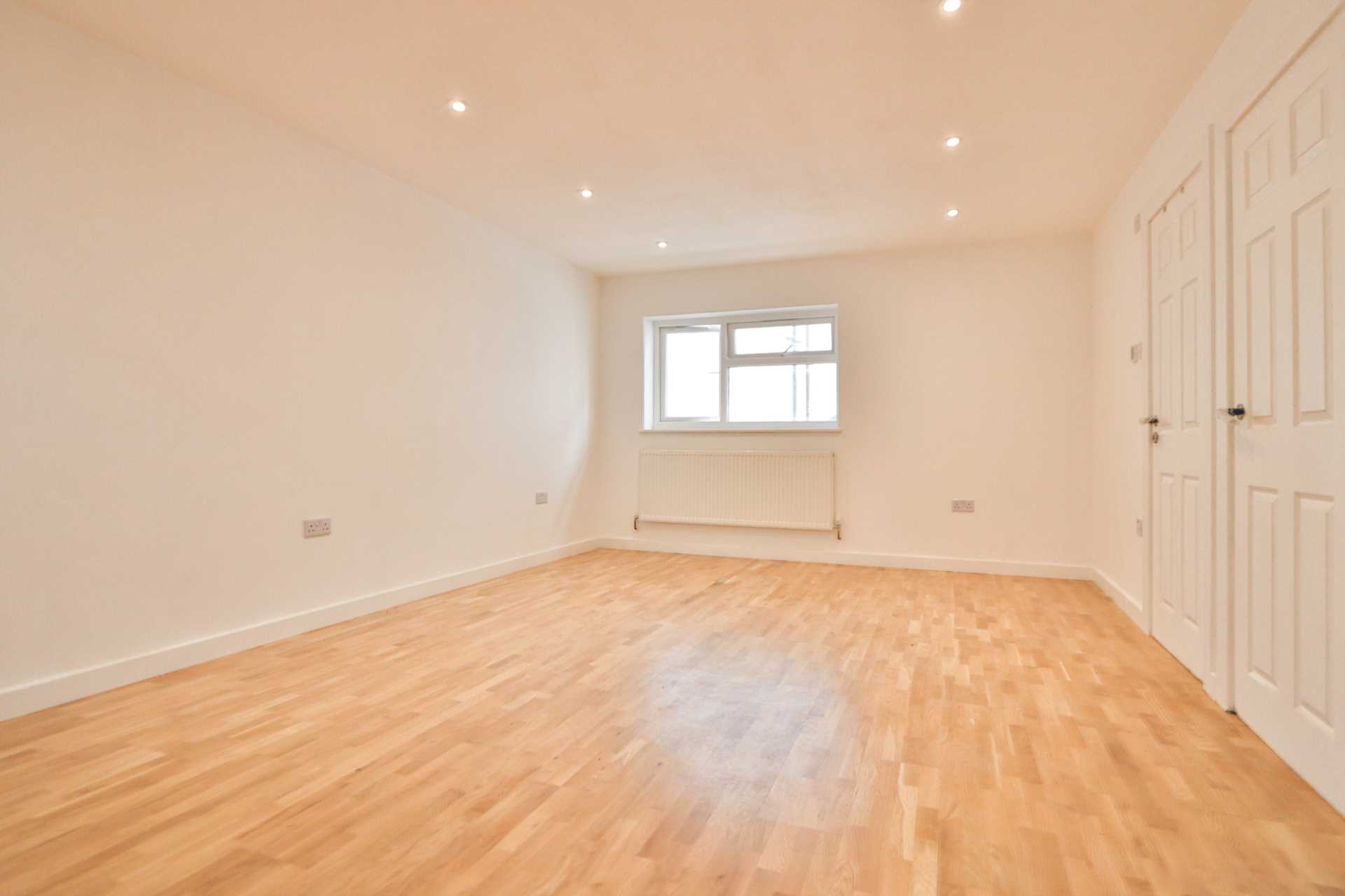 Lynwood Drive, Worcester Park, Image 4