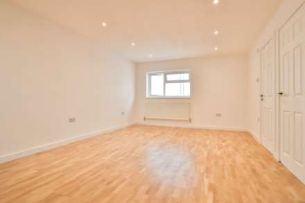 Lynwood Drive, Worcester Park, Image 4