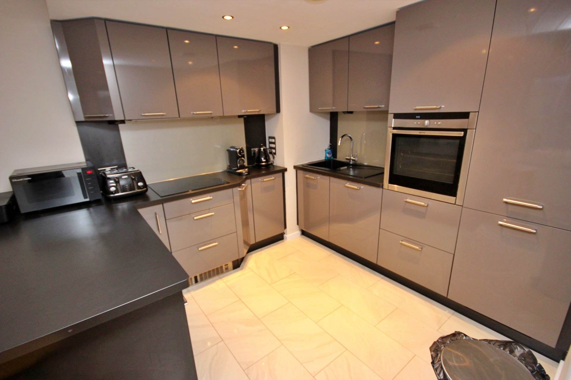 Castlegate, Chester Road, Manchester, Image 2