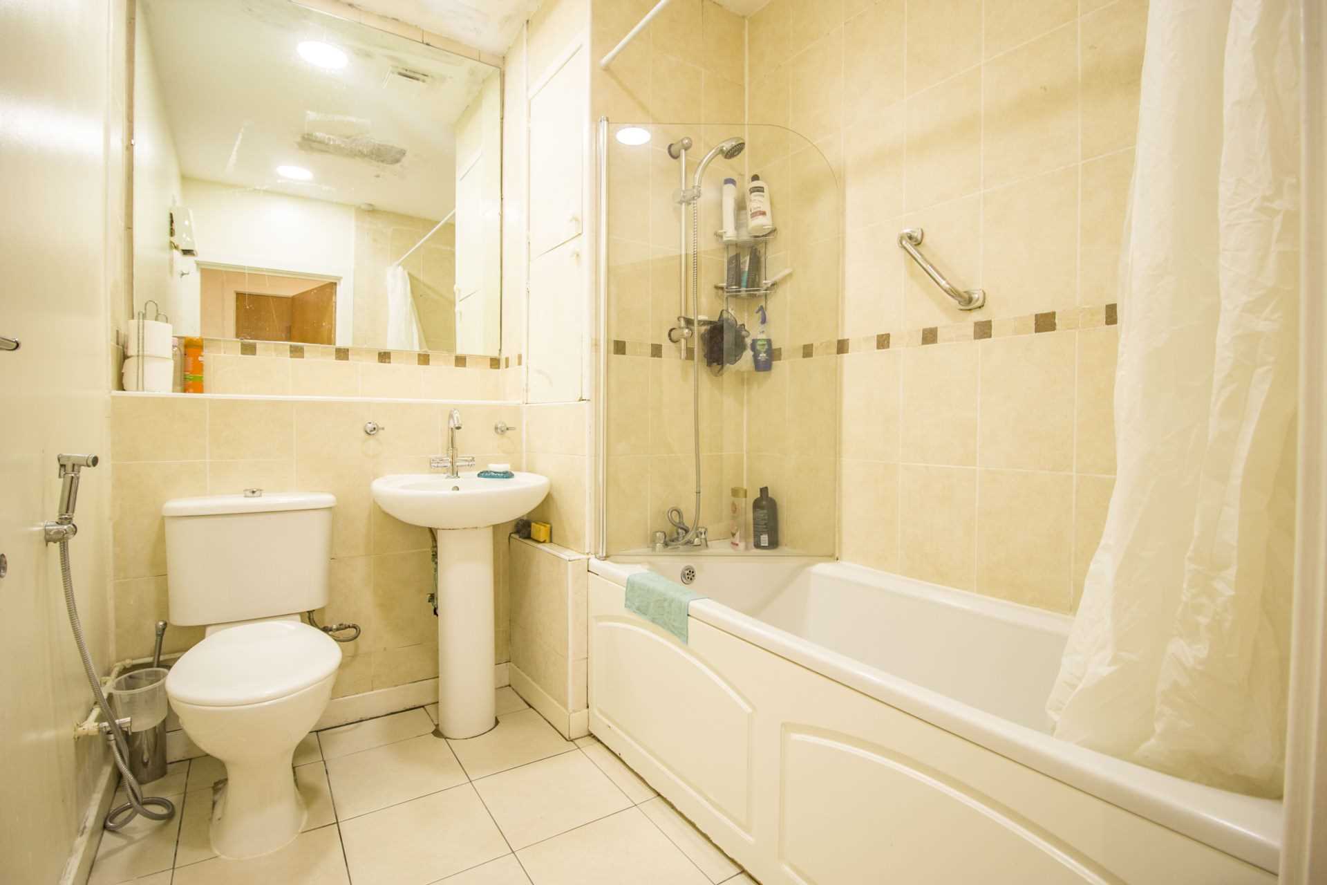 Royal Crescent, Newbury Park, IG2, Image 4