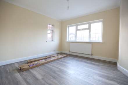 2 Bedroom Flat, Valleyside Road, Chingford, E4