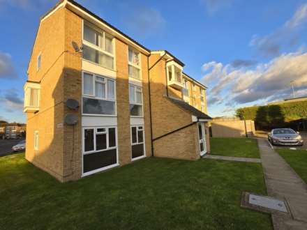 2 Bedroom Flat, Trotwood, Grange Hill, IG7 5JP